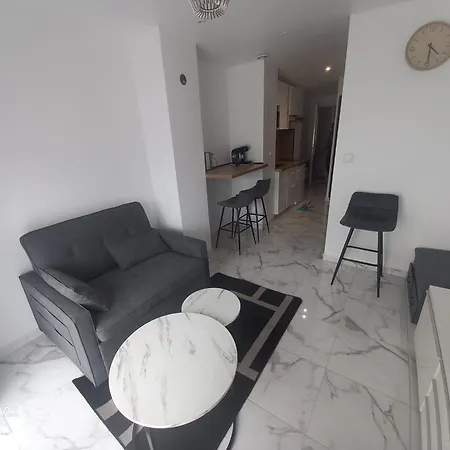 Avec Terrasse בית אירוח